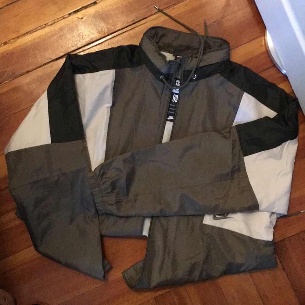 Nike Windbreaker size L